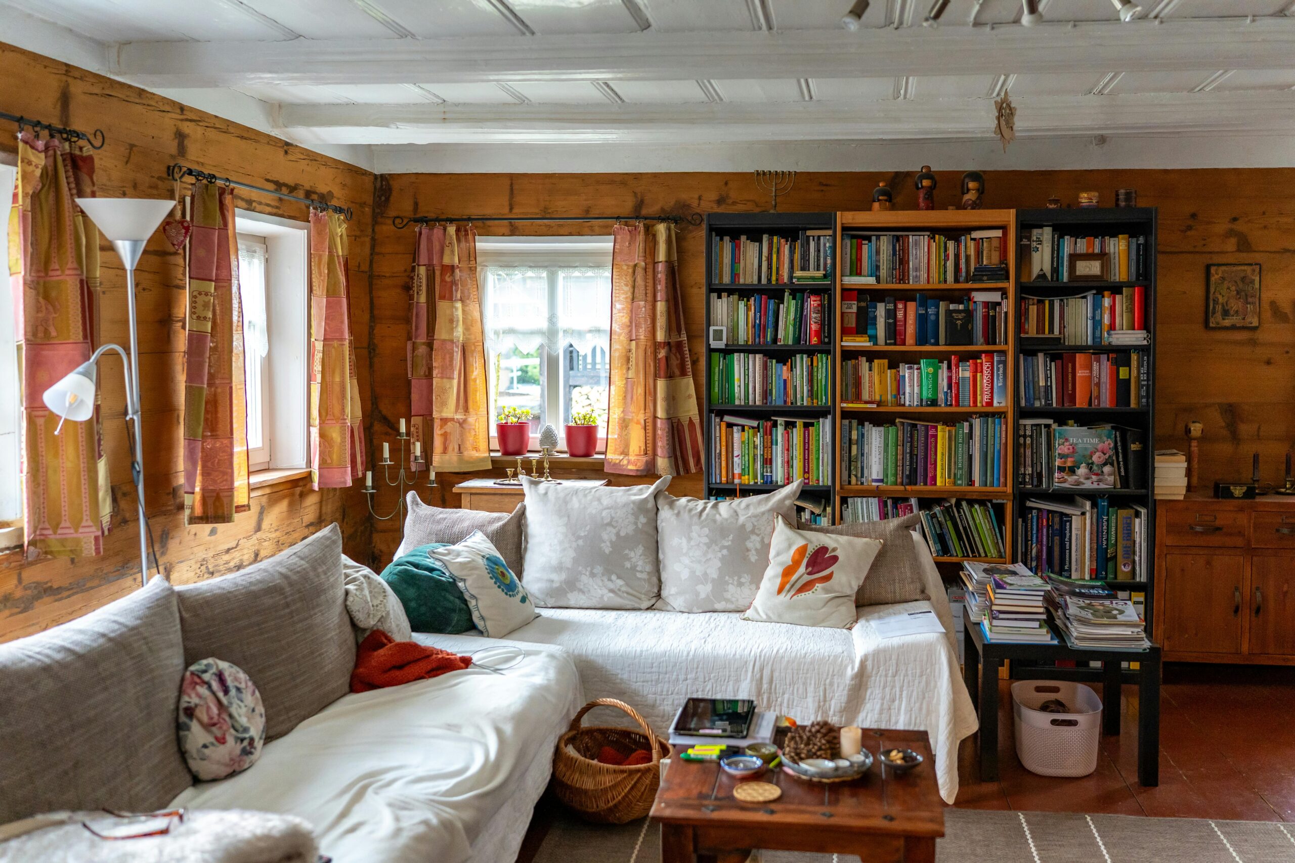 East Nashville cottage Warm and inviting living room in Zittau, Germany with bookshelves and a cozy sofa.